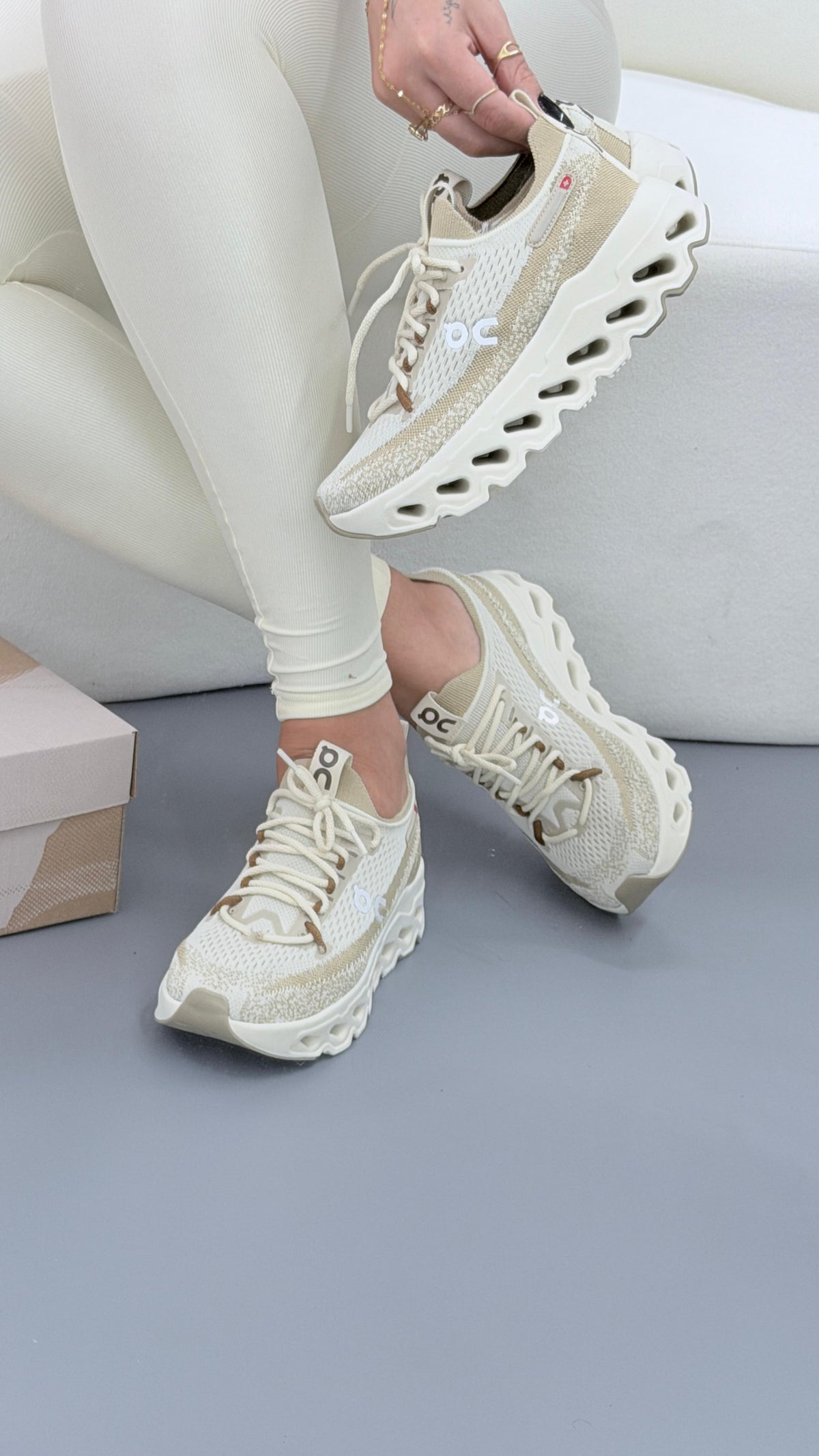 TENIS ON CLOUD SURFER BEGE CABEDAL KNIT